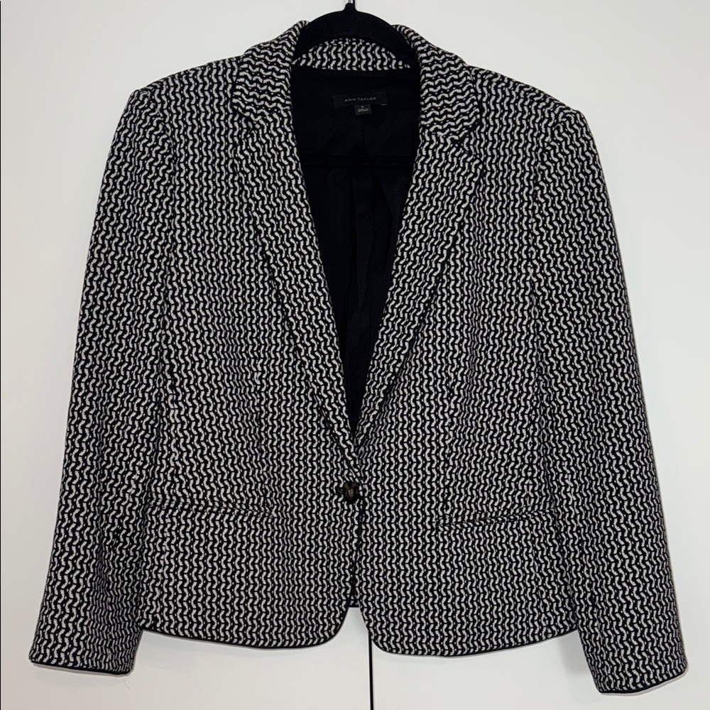 Chic Ann Taylor Black and White Cropped Blazer